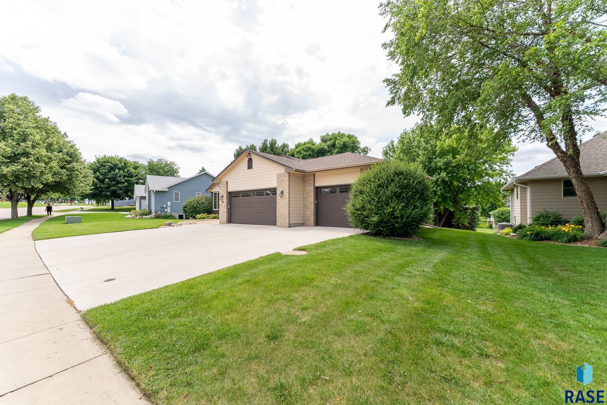 Sioux Falls, South Dakota 57106, United States, 5 Bedrooms Bedrooms, ,3 BathroomsBathrooms,Residential,Active,11639