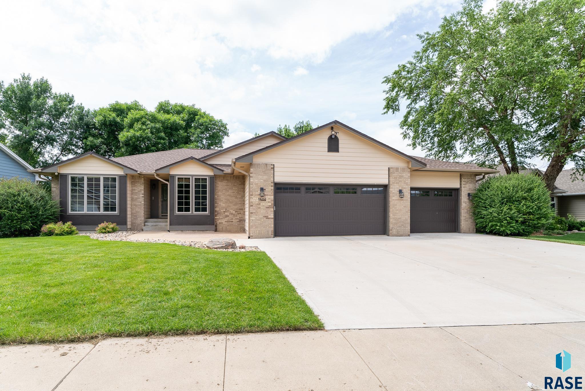 Sioux Falls, South Dakota 57106, United States, 5 Bedrooms Bedrooms, ,3 BathroomsBathrooms,Residential,Active,11639