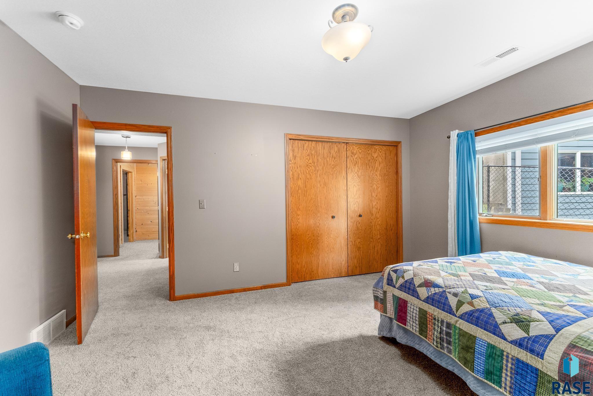 Sioux Falls, South Dakota 57106, United States, 5 Bedrooms Bedrooms, ,3 BathroomsBathrooms,Residential,Active,11639