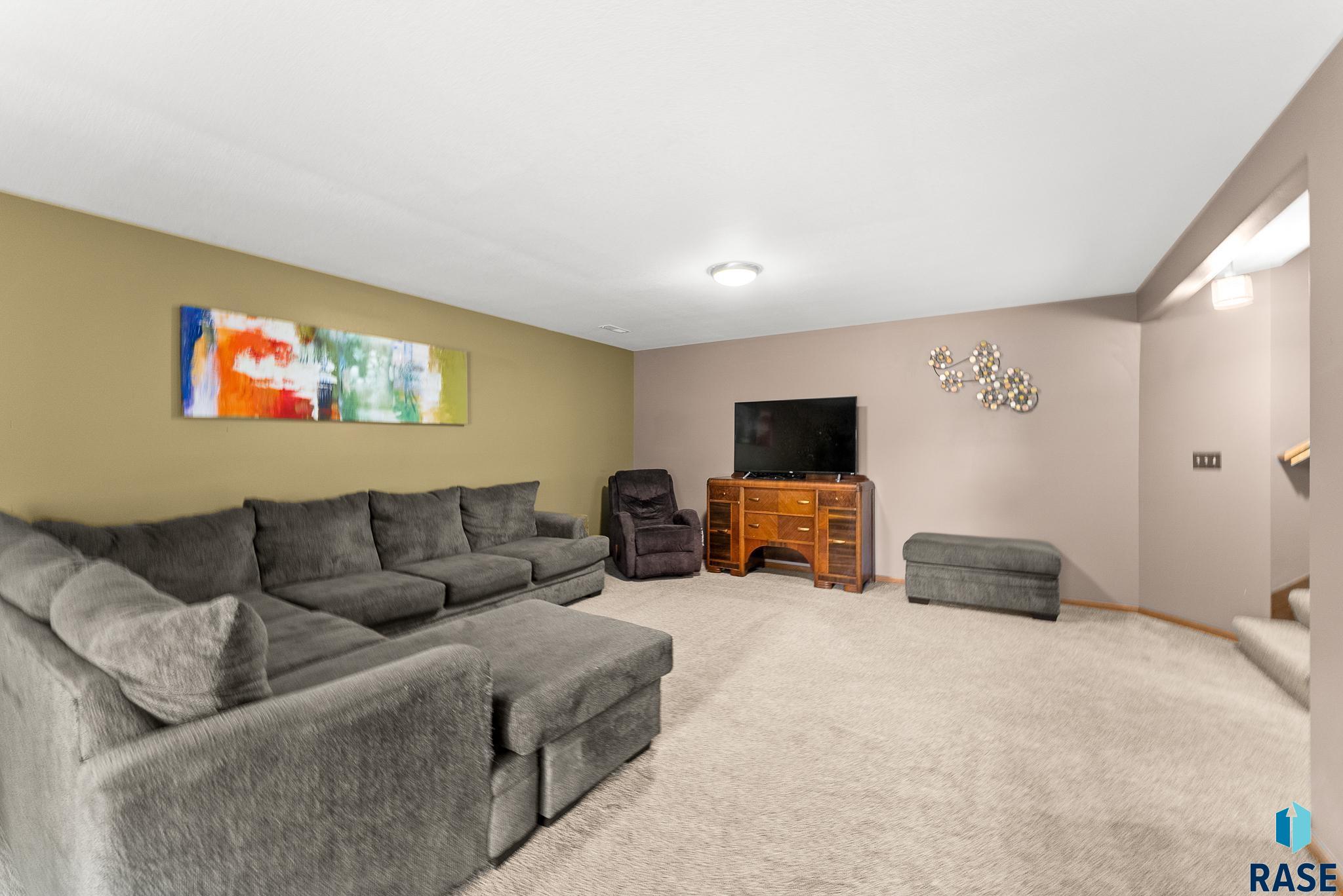 Sioux Falls, South Dakota 57106, United States, 5 Bedrooms Bedrooms, ,3 BathroomsBathrooms,Residential,Active,11639