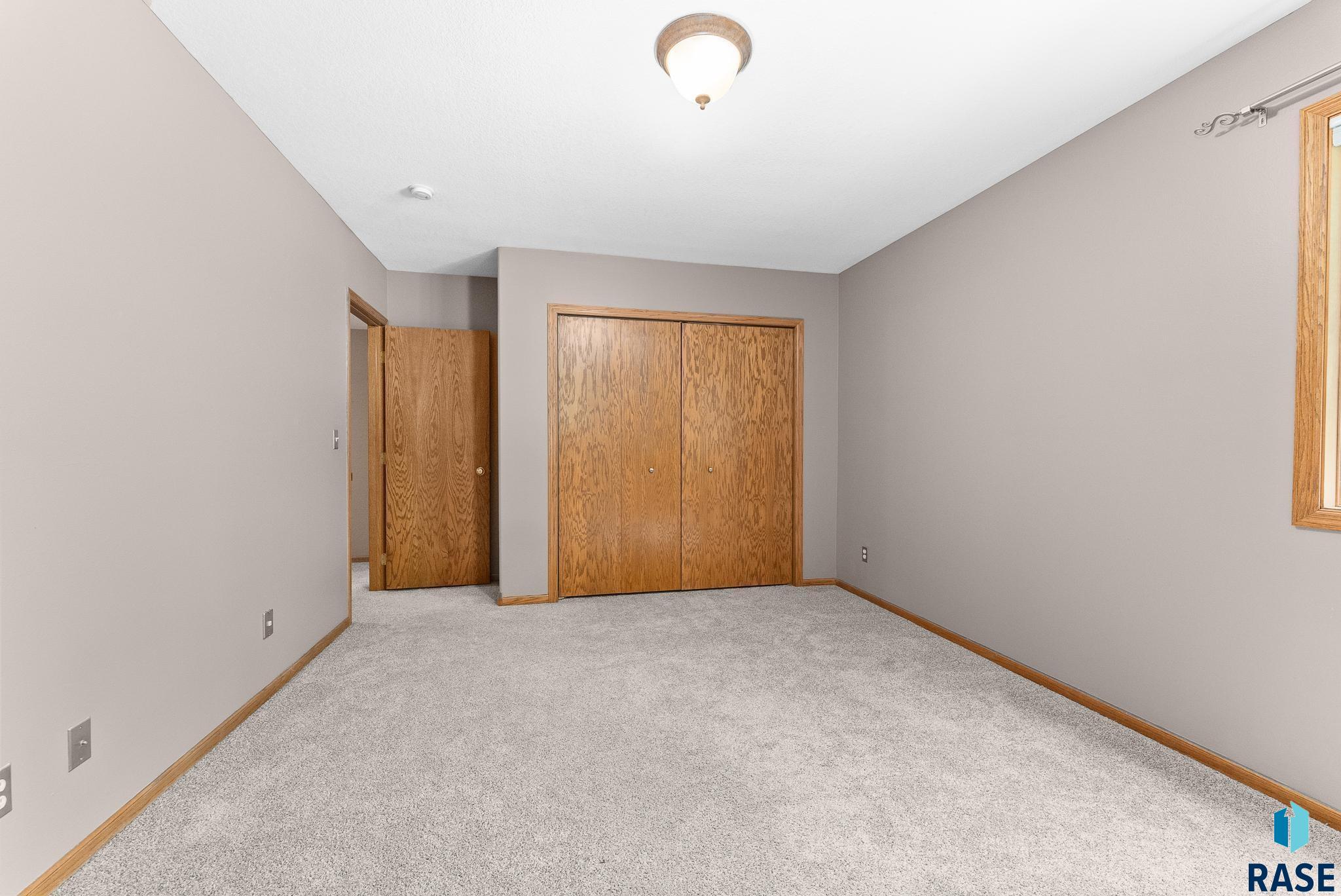 Sioux Falls, South Dakota 57106, United States, 5 Bedrooms Bedrooms, ,3 BathroomsBathrooms,Residential,Active,11639