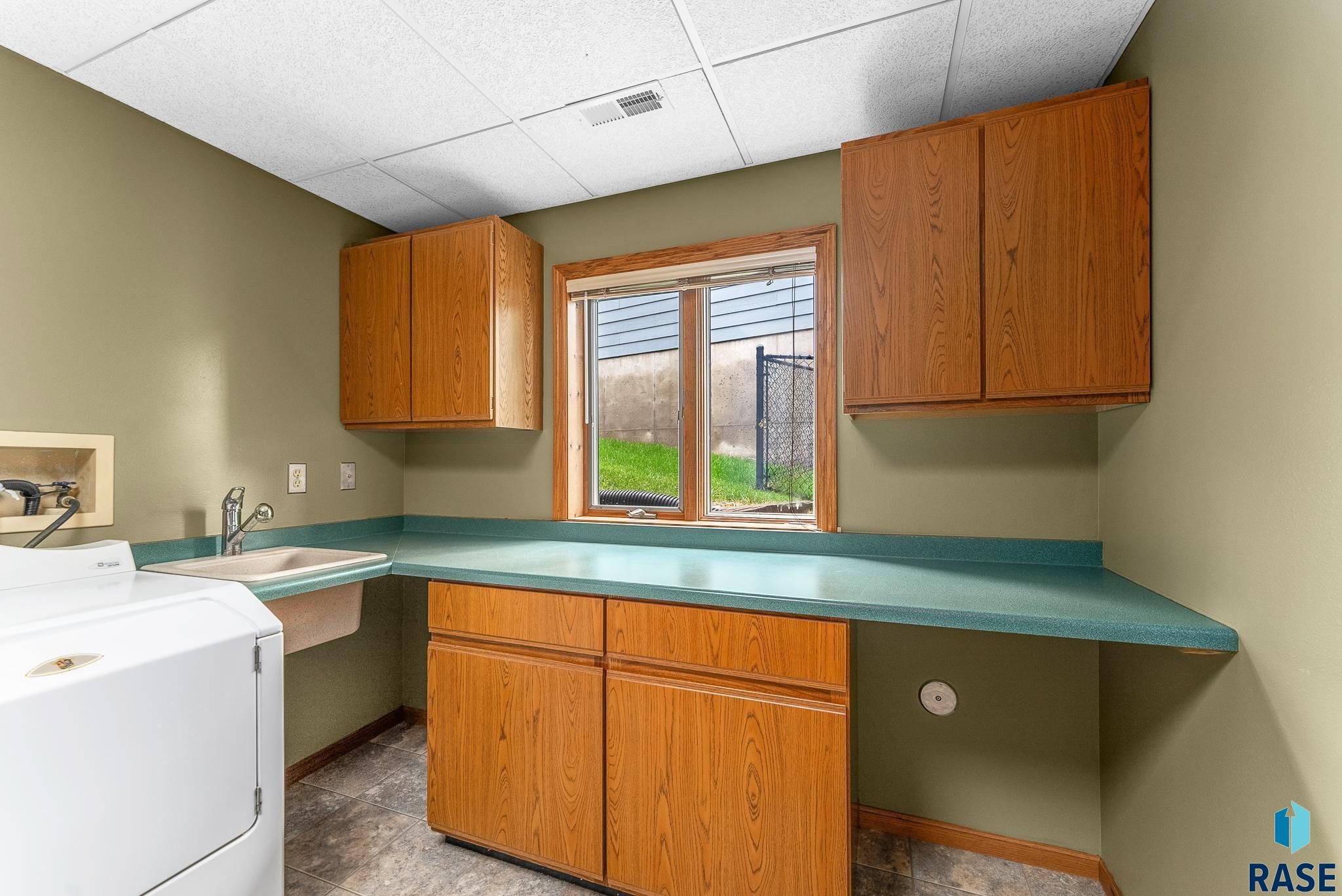 Sioux Falls, South Dakota 57106, United States, 5 Bedrooms Bedrooms, ,3 BathroomsBathrooms,Residential,Active,11639