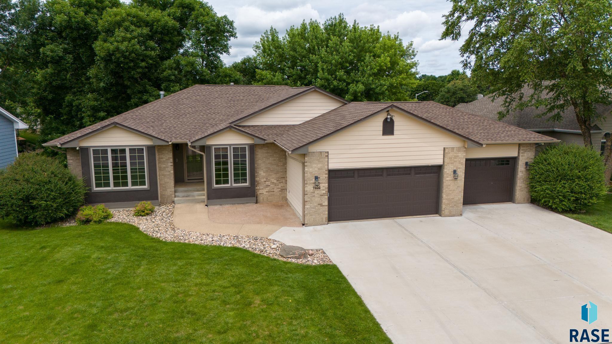 Sioux Falls, South Dakota 57106, United States, 5 Bedrooms Bedrooms, ,3 BathroomsBathrooms,Residential,Active,11639