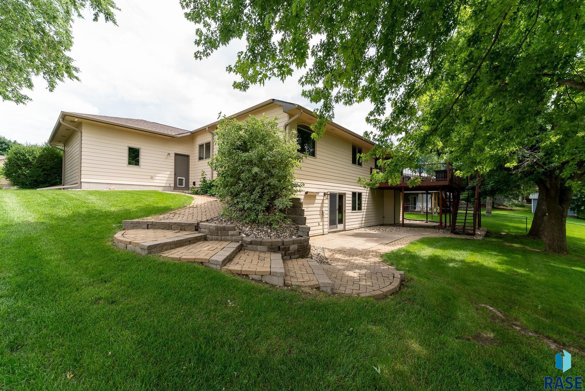 Sioux Falls, South Dakota 57106, United States, 5 Bedrooms Bedrooms, ,3 BathroomsBathrooms,Residential,Active,11639