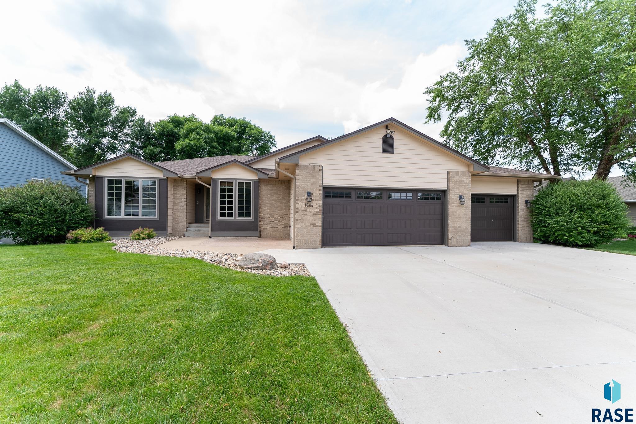 Sioux Falls, South Dakota 57106, United States, 5 Bedrooms Bedrooms, ,3 BathroomsBathrooms,Residential,Active,11639