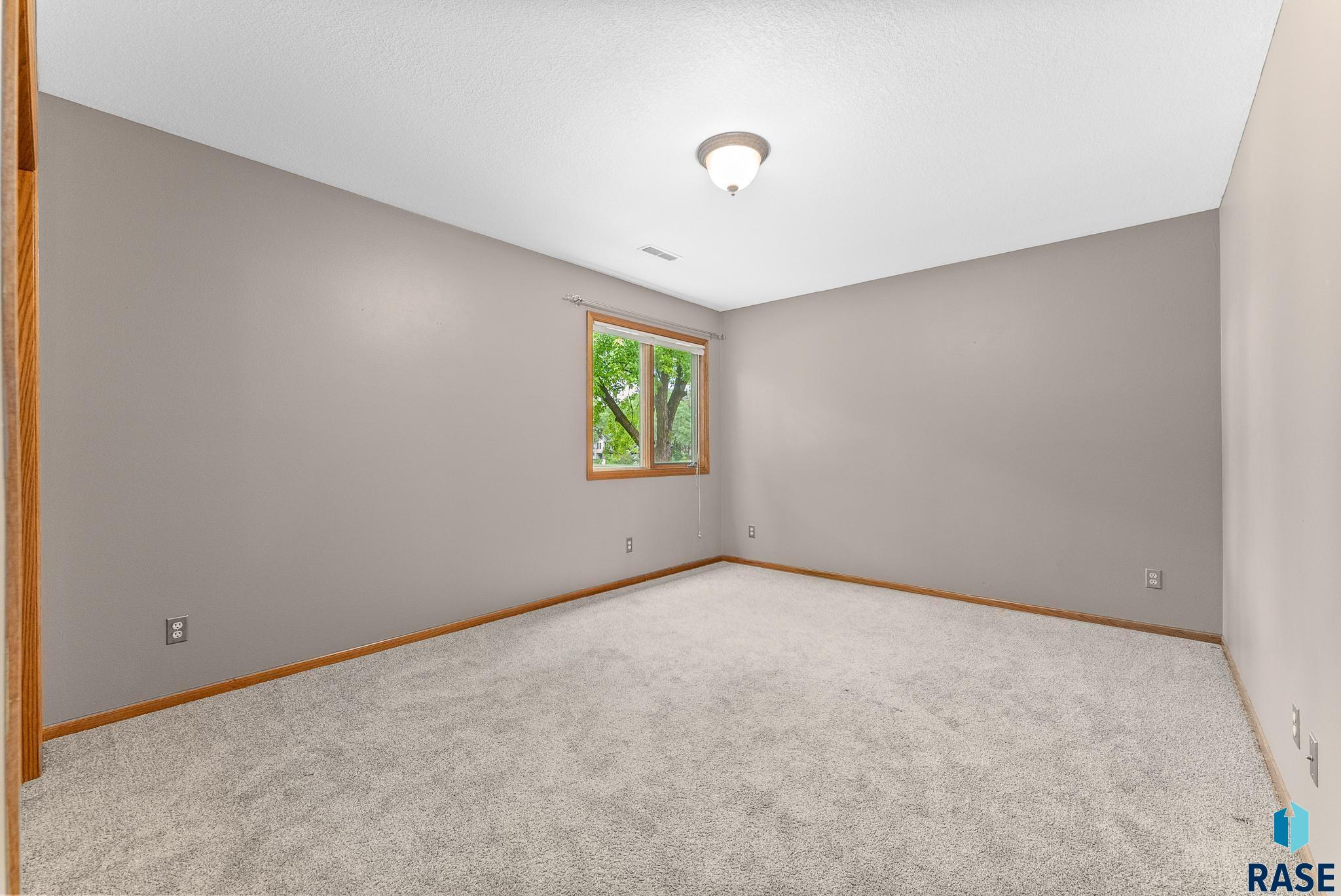 Sioux Falls, South Dakota 57106, United States, 5 Bedrooms Bedrooms, ,3 BathroomsBathrooms,Residential,Active,11639