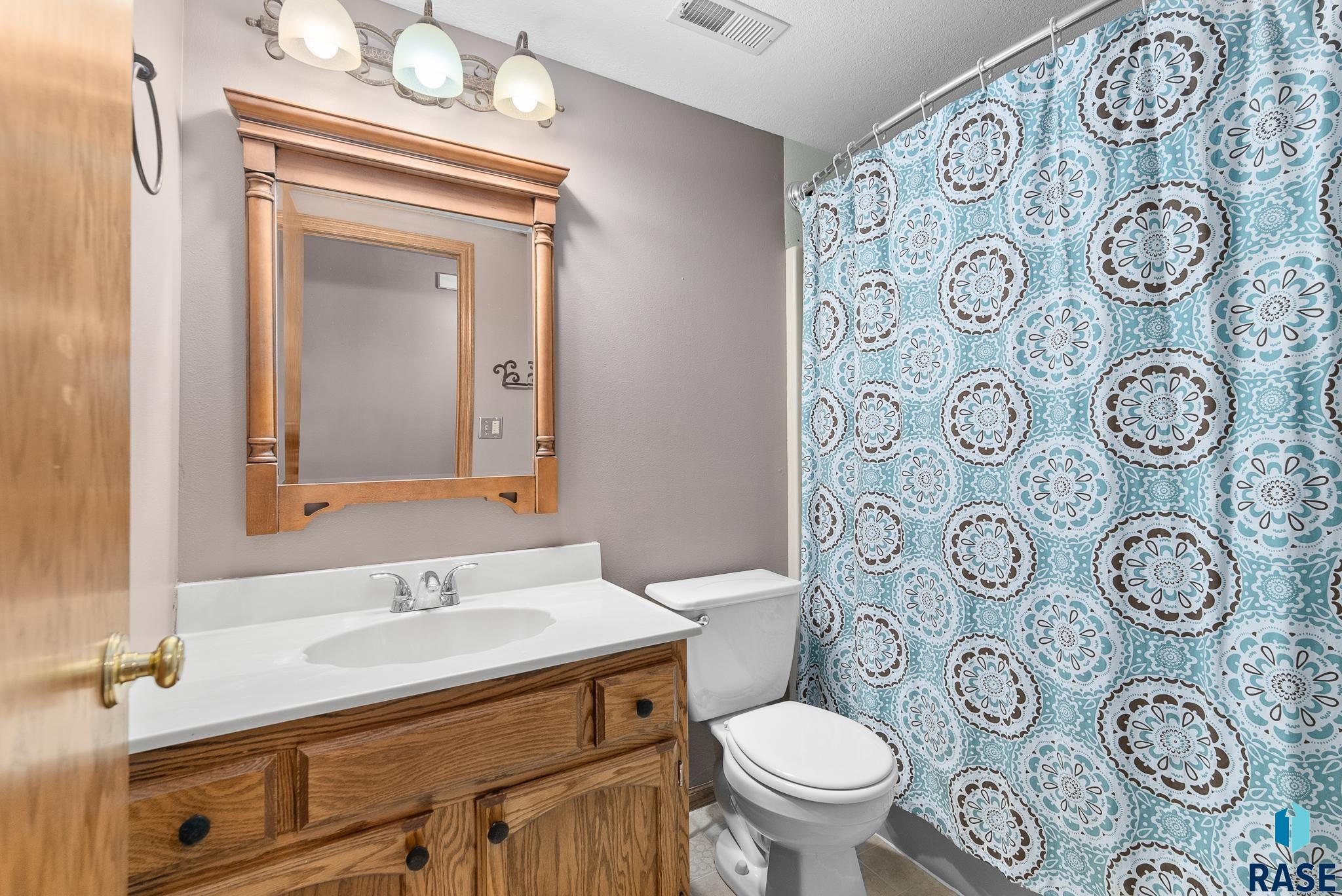 Sioux Falls, South Dakota 57106, United States, 5 Bedrooms Bedrooms, ,3 BathroomsBathrooms,Residential,Active,11639