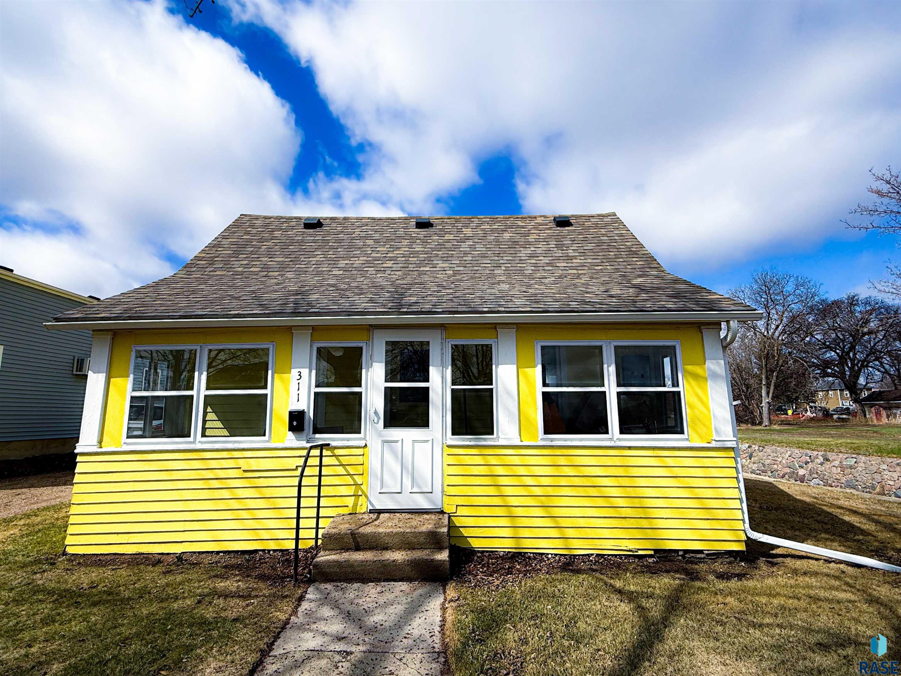 311 N Lee Ave Avenue, Madison, South Dakota image 1