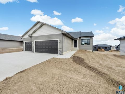 Photo of 628 N YANKEE Ave, Sioux Falls, SD 57110 (MLS # 22502298)