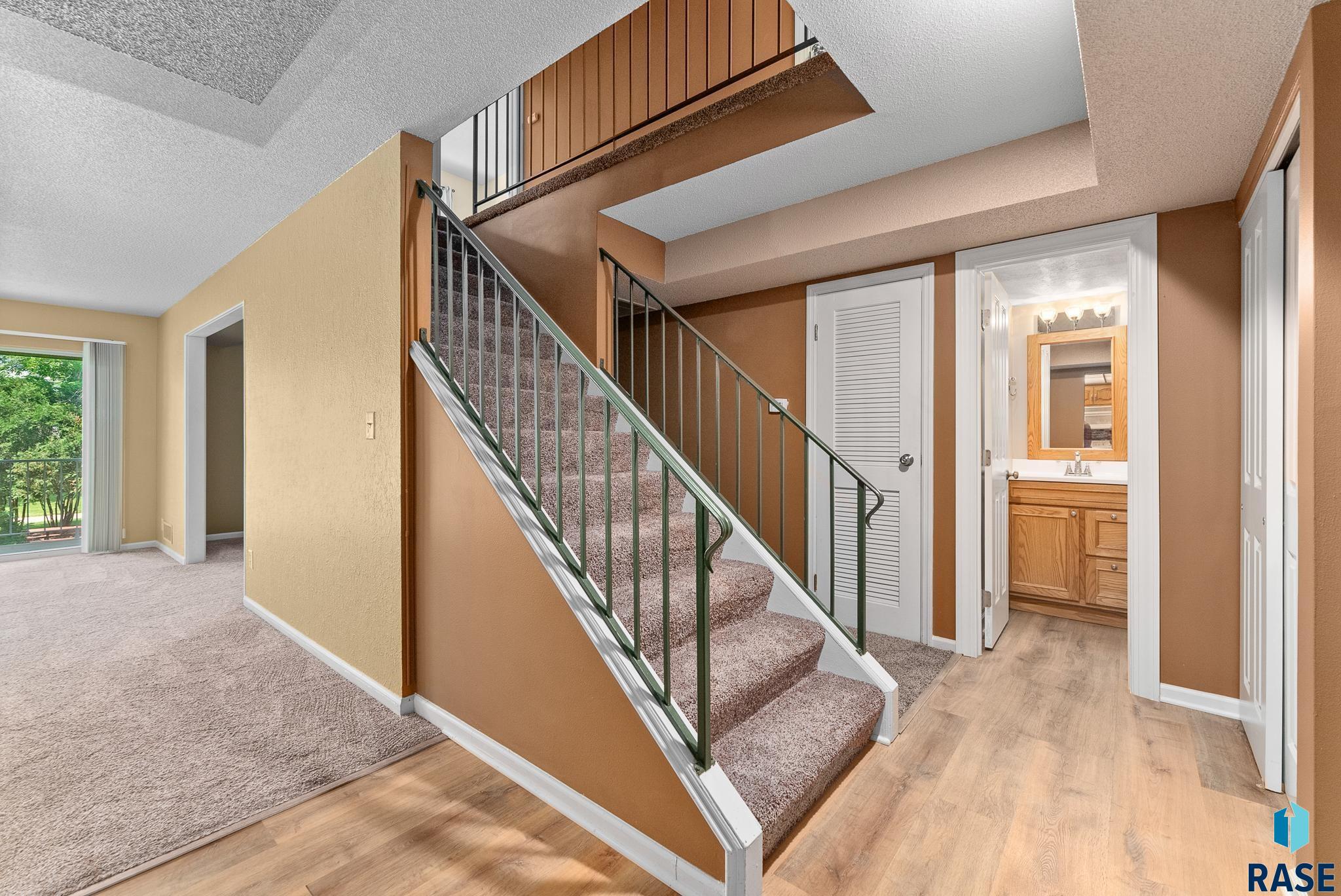 Sioux Falls, South Dakota 57105, United States, 2 Bedrooms Bedrooms, ,2 BathroomsBathrooms,Residential,Contingent,17823