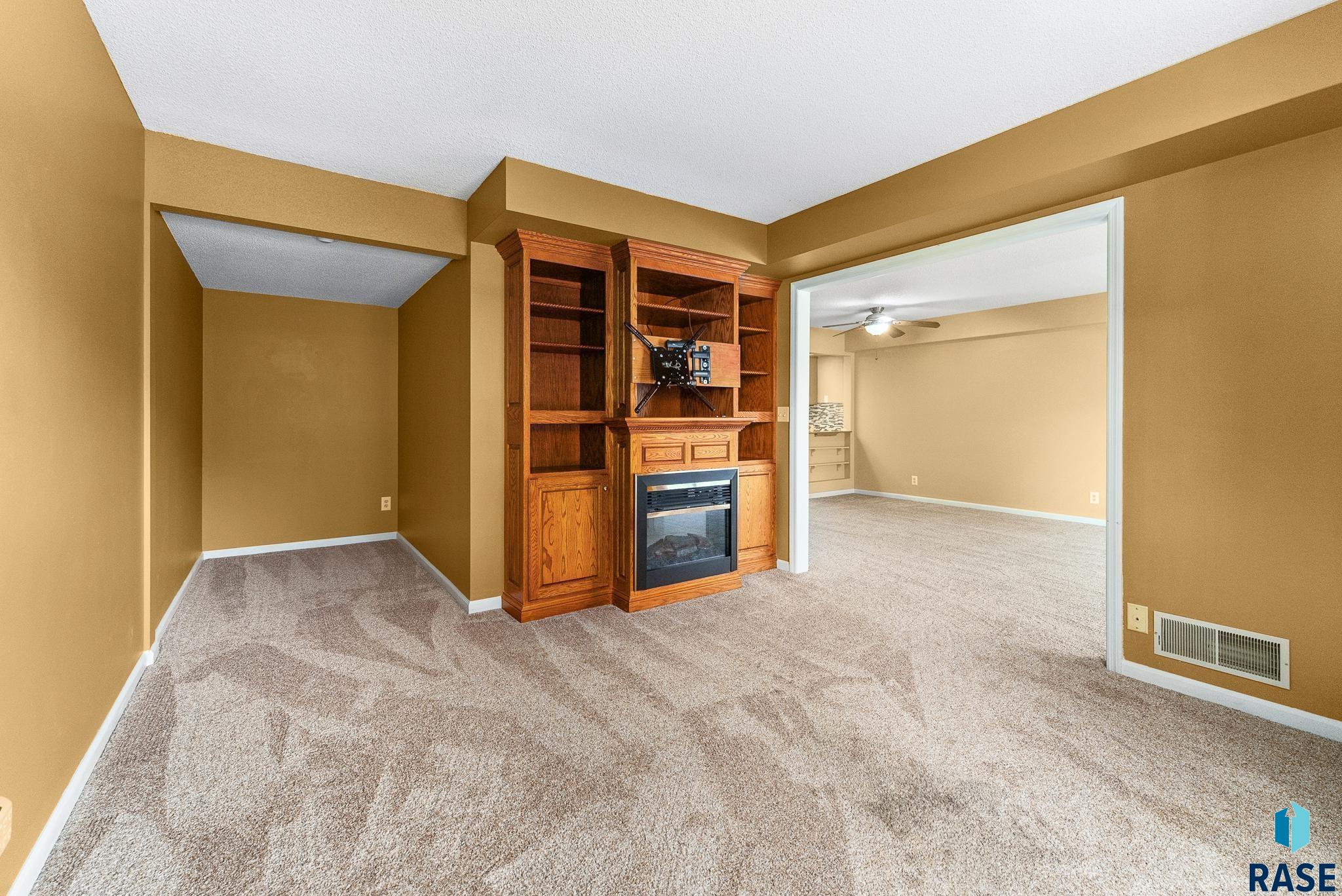 Sioux Falls, South Dakota 57105, United States, 2 Bedrooms Bedrooms, ,2 BathroomsBathrooms,Residential,Contingent,17823