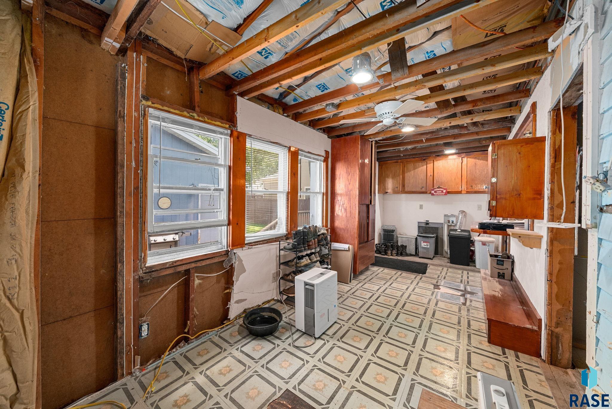 Canton, South Dakota 57013, United States, 3 Bedrooms Bedrooms, ,1 BathroomBathrooms,Residential,Active,201215