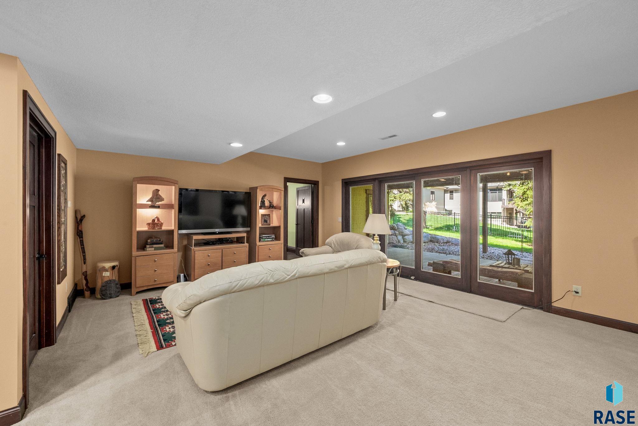 Sioux Falls, South Dakota 57108, United States, 6 Bedrooms Bedrooms, ,4 BathroomsBathrooms,Residential,Active,130780