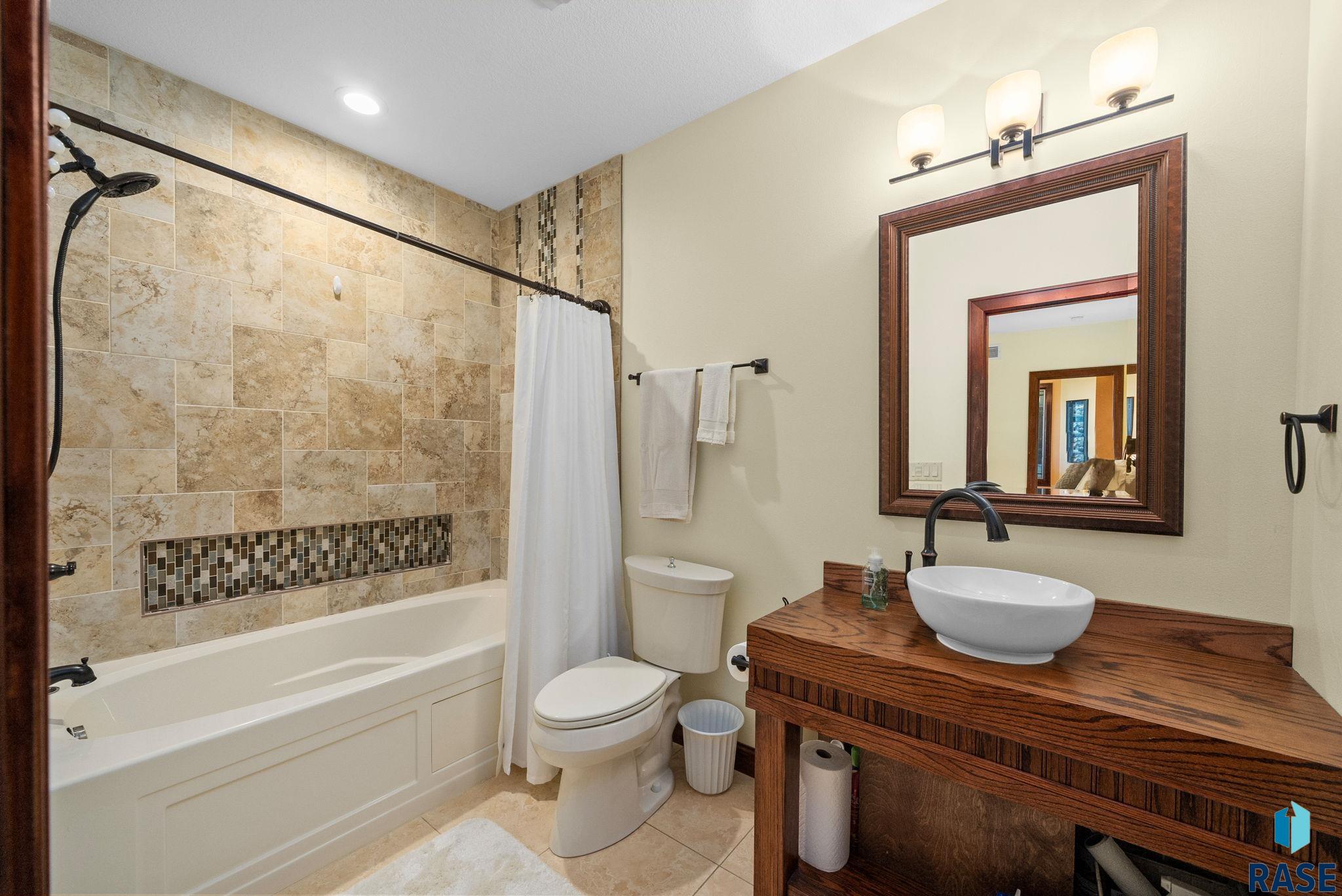 Sioux Falls, South Dakota 57108, United States, 6 Bedrooms Bedrooms, ,4 BathroomsBathrooms,Residential,Active,130780