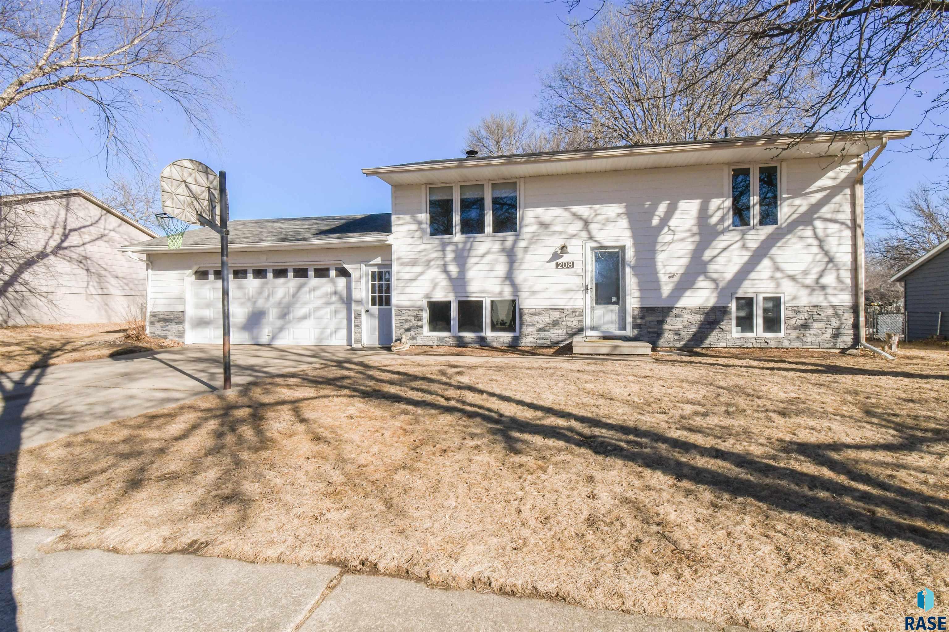 208 E Marialane Dr Drive, Brandon, South Dakota image 1