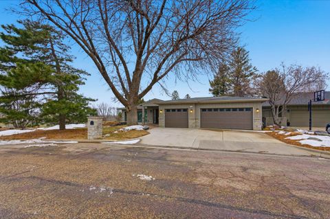 Photo of 3030 W Donahue Dr, Sioux Falls, SD 57105 (MLS # 22600031)