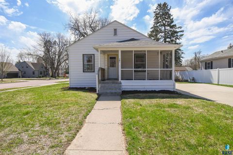Photo of 101 W 27th St, Sioux Falls, SD 57105 (MLS # 22602669)