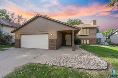 Photo of 729 N Columbia Dr, Sioux Falls, SD 57103 (MLS # 22607788)