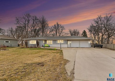 Photo of 1504 NW 2nd St, Madison, SD 57042 (MLS # 22602416)