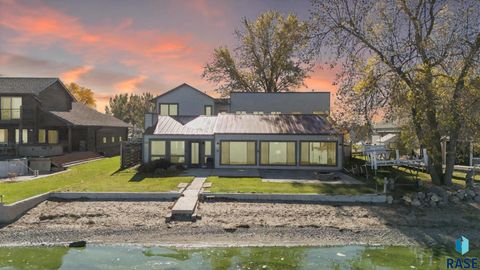 Homes For Sale - 6604 Peninsula Point<br/> Lake County, Wentworth, SD 57075