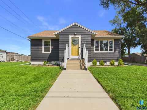 Homes For Sale - 208 W 1st Avenue<br/> Lincoln County, Lennox, SD 57039