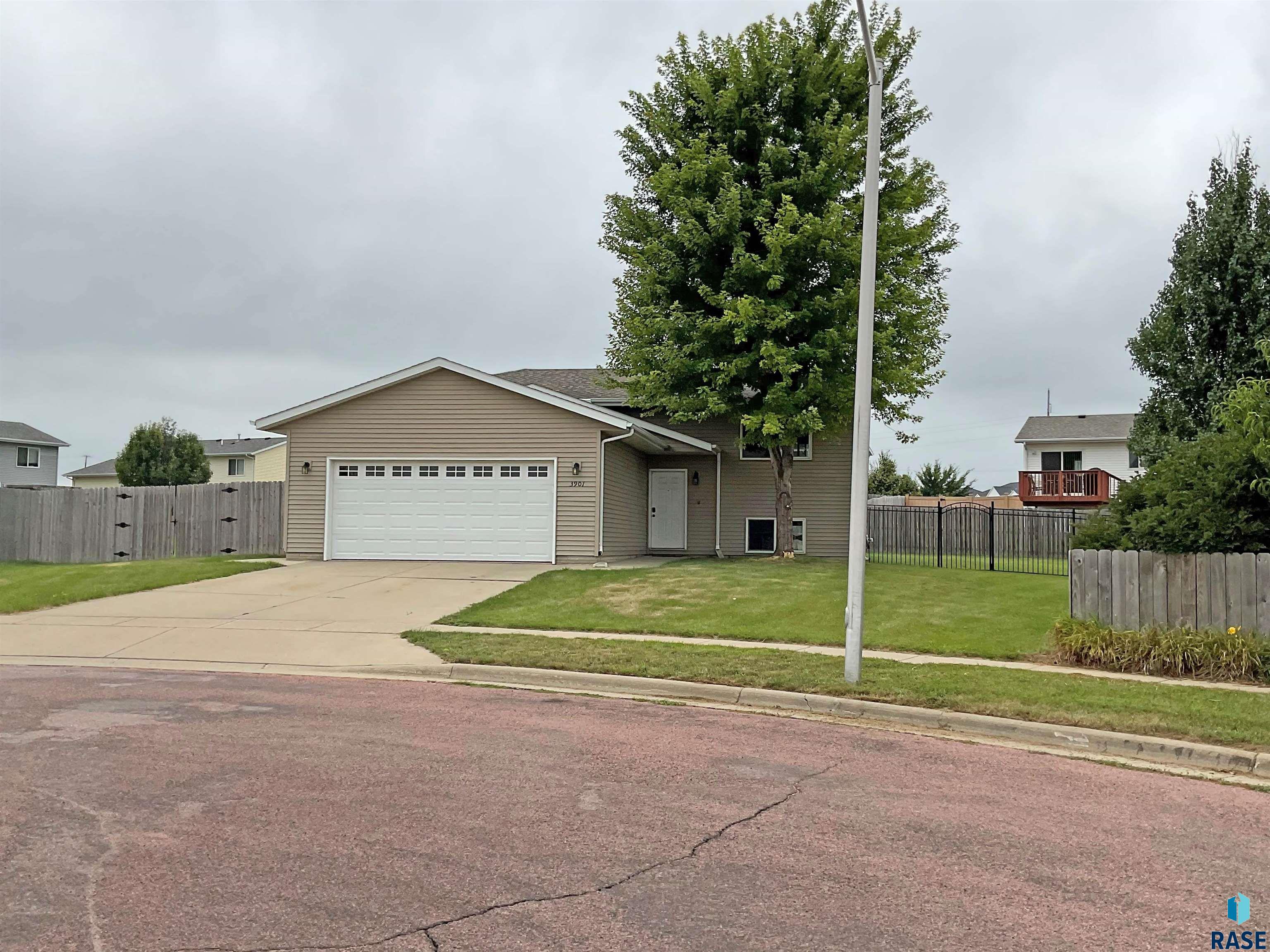 Photo 1 of 30 — 3901 N Briggs Cir, Sioux Falls, SD 57107