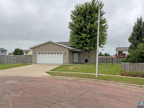 Photo of 3901 N Briggs Cir, Sioux Falls, SD 57107 (MLS # 22601934)