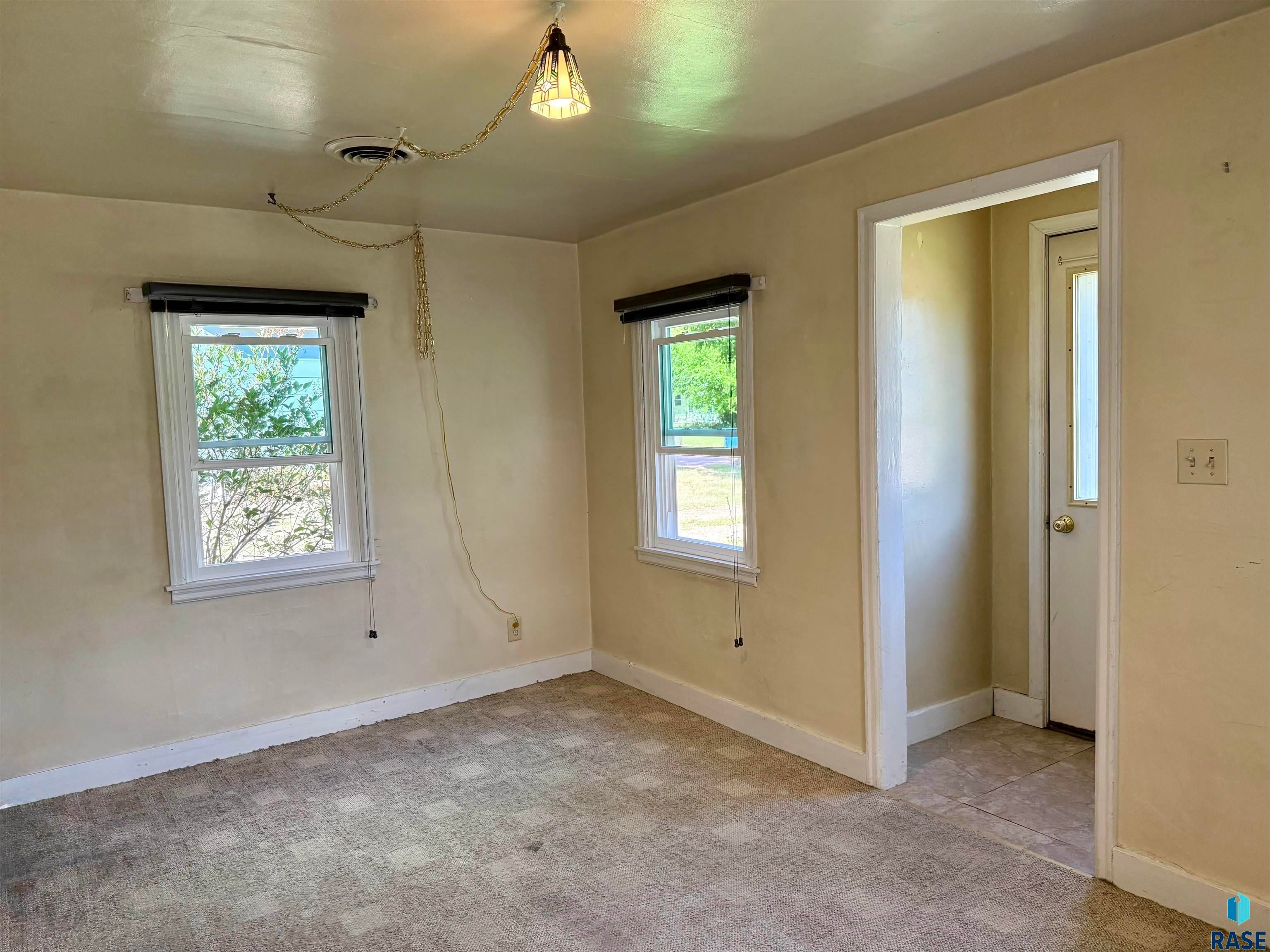 1031 E 1st Ave - Photo 3