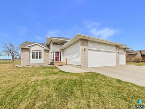 Homes For Sale - 606 Par Tee Drive<br/> Hartford, SD 57033