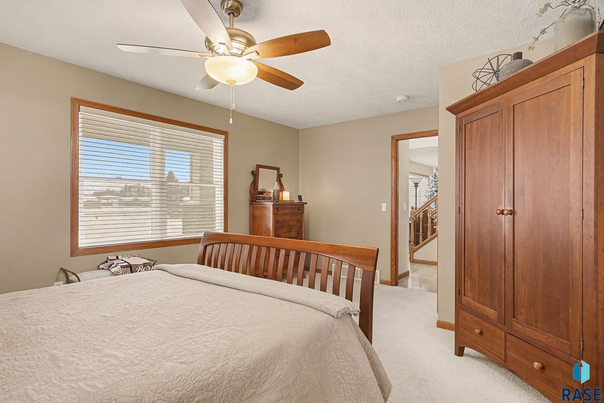 Sioux Falls, South Dakota 57106, United States, 4 Bedrooms Bedrooms, ,4 BathroomsBathrooms,Residential,Pending,254218