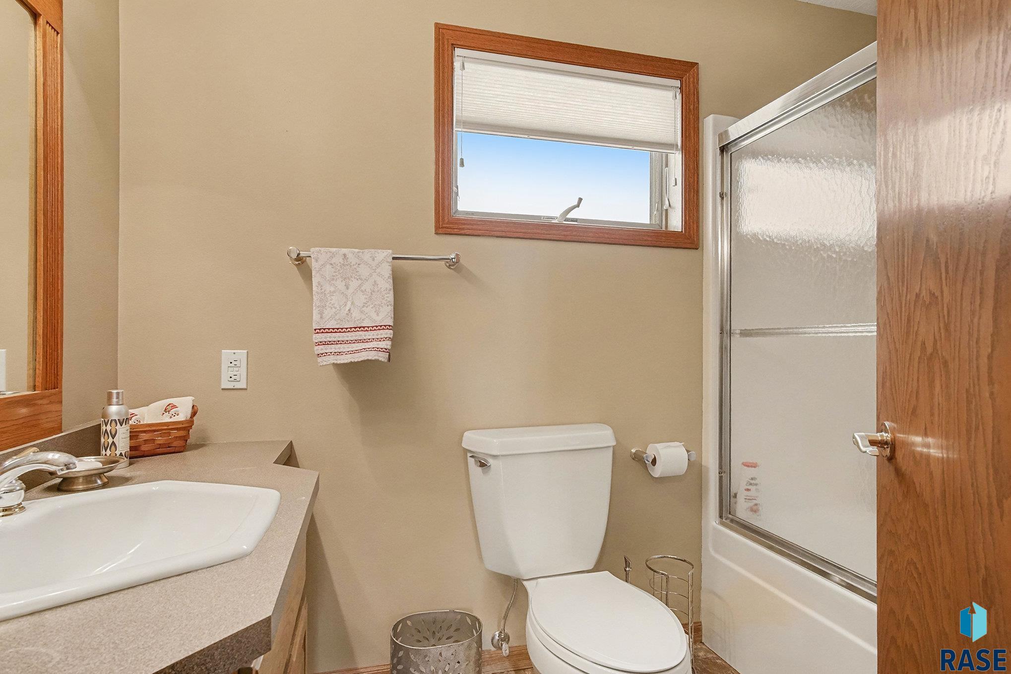 Sioux Falls, South Dakota 57106, United States, 4 Bedrooms Bedrooms, ,4 BathroomsBathrooms,Residential,Pending,254218