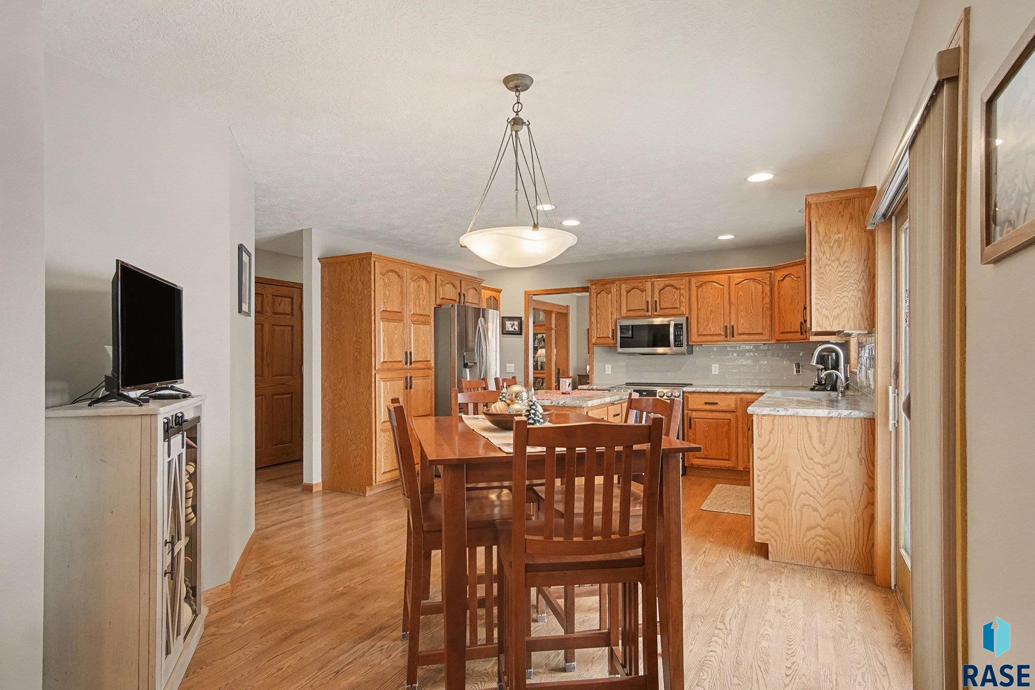 Sioux Falls, South Dakota 57106, United States, 4 Bedrooms Bedrooms, ,4 BathroomsBathrooms,Residential,Pending,254218