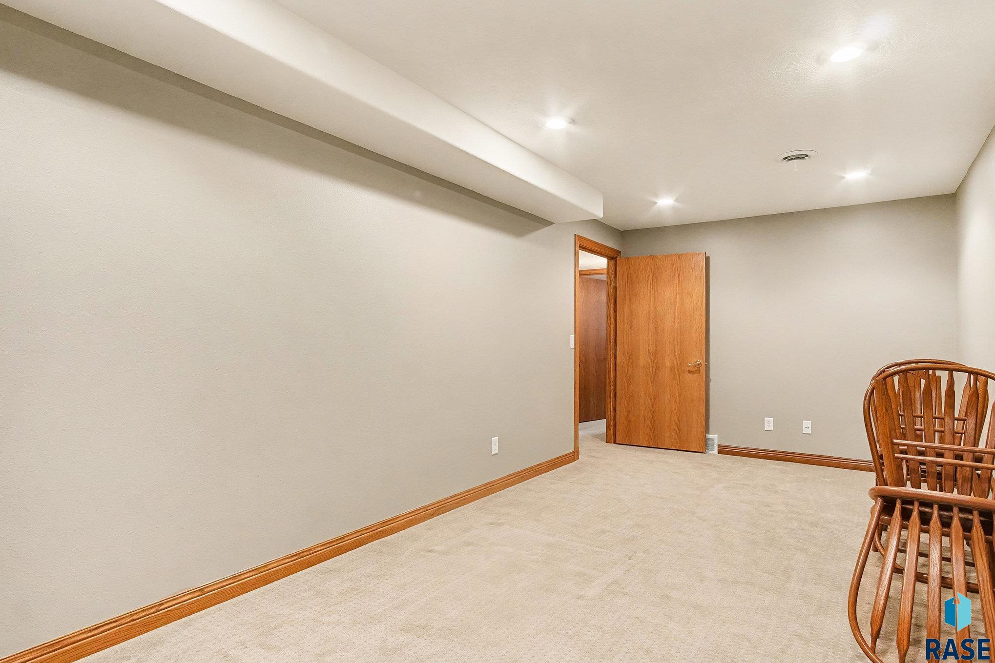 Sioux Falls, South Dakota 57106, United States, 4 Bedrooms Bedrooms, ,4 BathroomsBathrooms,Residential,Pending,254218