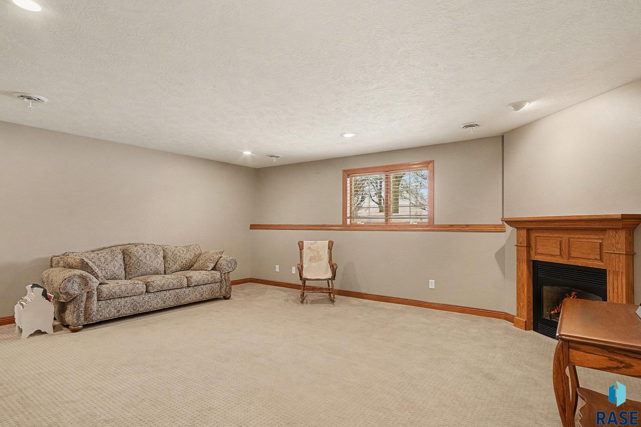 Sioux Falls, South Dakota 57106, United States, 4 Bedrooms Bedrooms, ,4 BathroomsBathrooms,Residential,Pending,254218