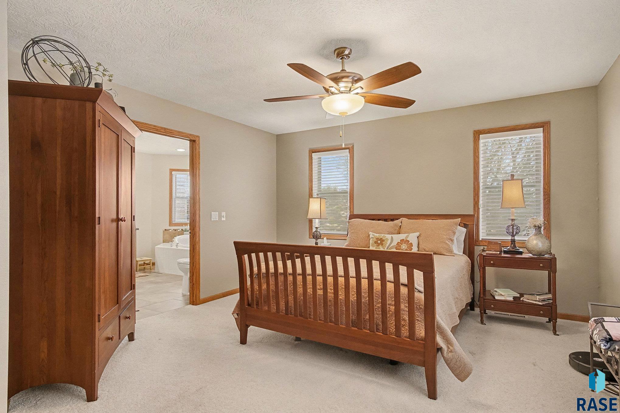 Sioux Falls, South Dakota 57106, United States, 4 Bedrooms Bedrooms, ,4 BathroomsBathrooms,Residential,Pending,254218