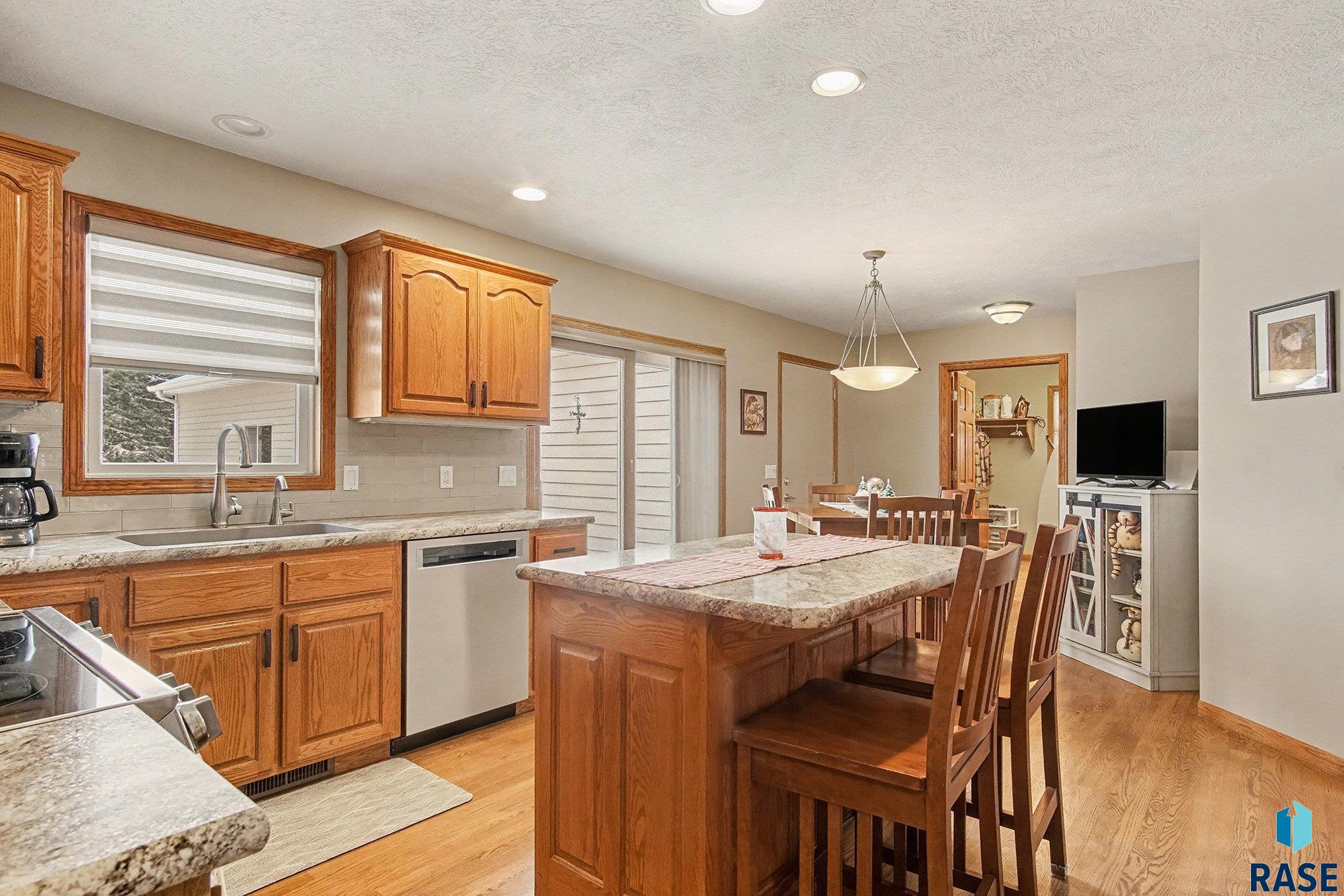 Sioux Falls, South Dakota 57106, United States, 4 Bedrooms Bedrooms, ,4 BathroomsBathrooms,Residential,Pending,254218