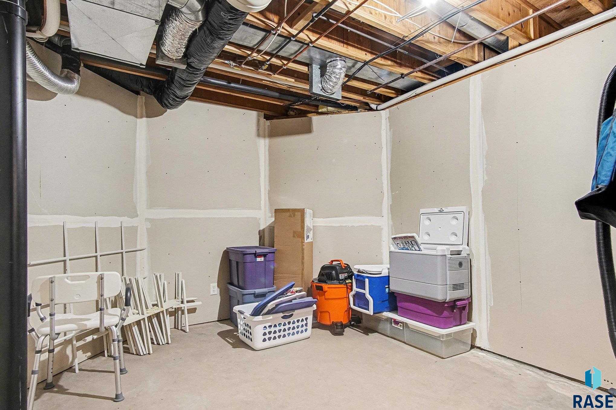 Sioux Falls, South Dakota 57106, United States, 4 Bedrooms Bedrooms, ,4 BathroomsBathrooms,Residential,Pending,254218