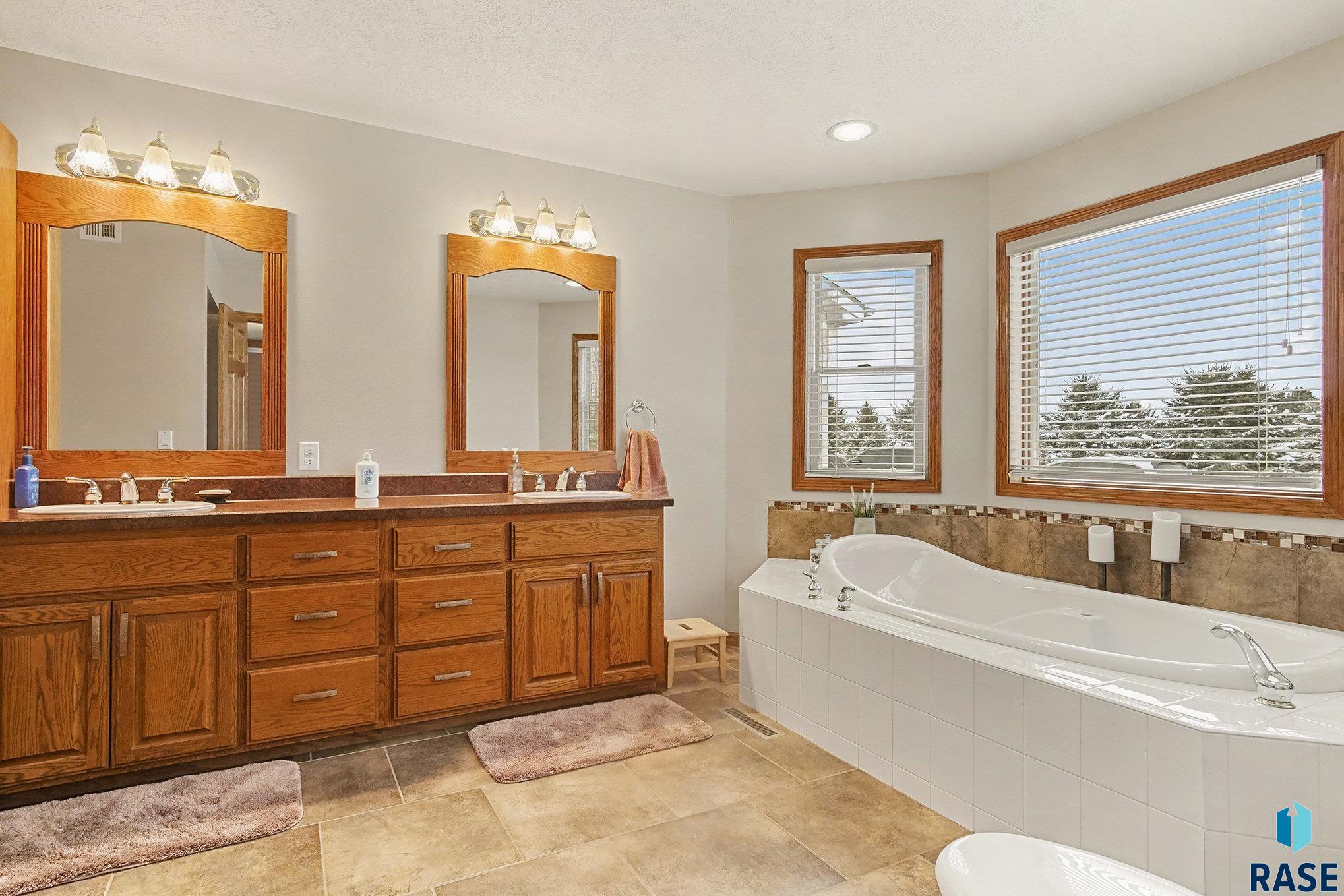 Sioux Falls, South Dakota 57106, United States, 4 Bedrooms Bedrooms, ,4 BathroomsBathrooms,Residential,Pending,254218