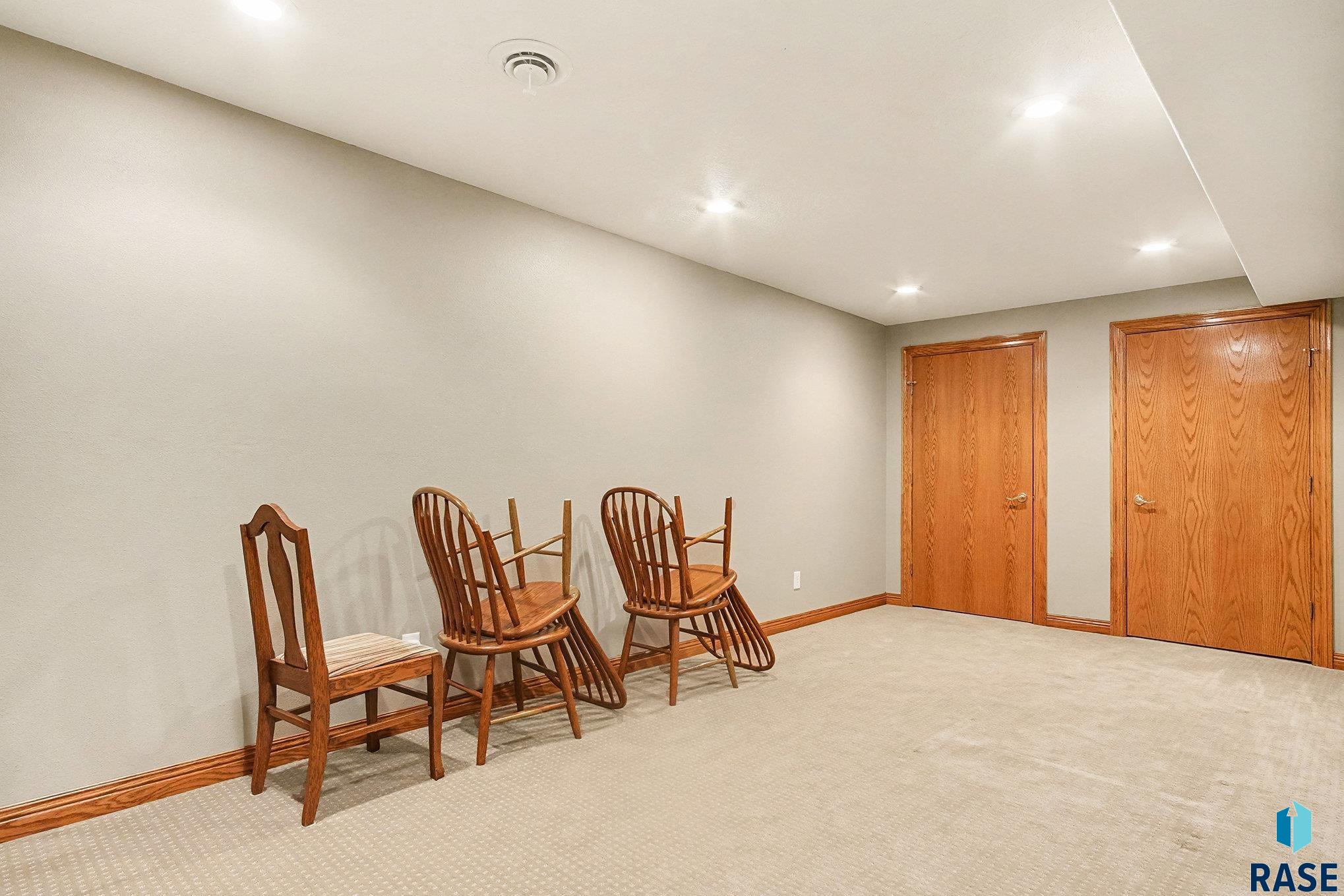 Sioux Falls, South Dakota 57106, United States, 4 Bedrooms Bedrooms, ,4 BathroomsBathrooms,Residential,Pending,254218