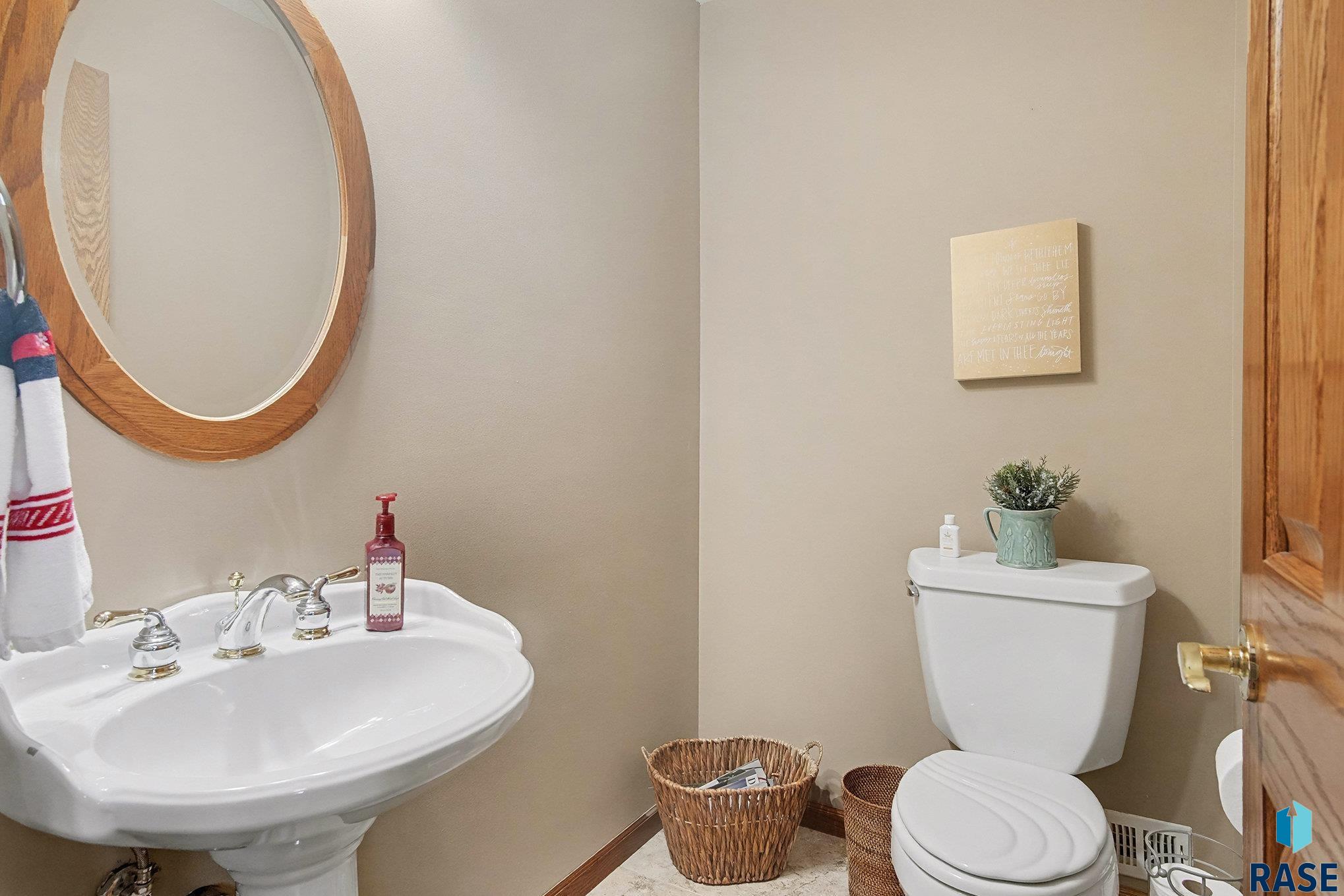 Sioux Falls, South Dakota 57106, United States, 4 Bedrooms Bedrooms, ,4 BathroomsBathrooms,Residential,Pending,254218