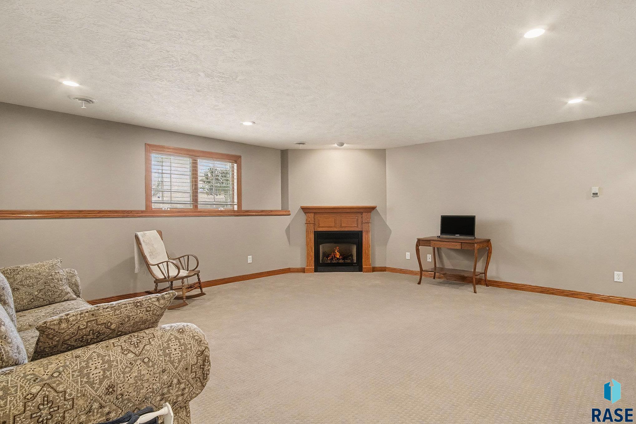 Sioux Falls, South Dakota 57106, United States, 4 Bedrooms Bedrooms, ,4 BathroomsBathrooms,Residential,Pending,254218