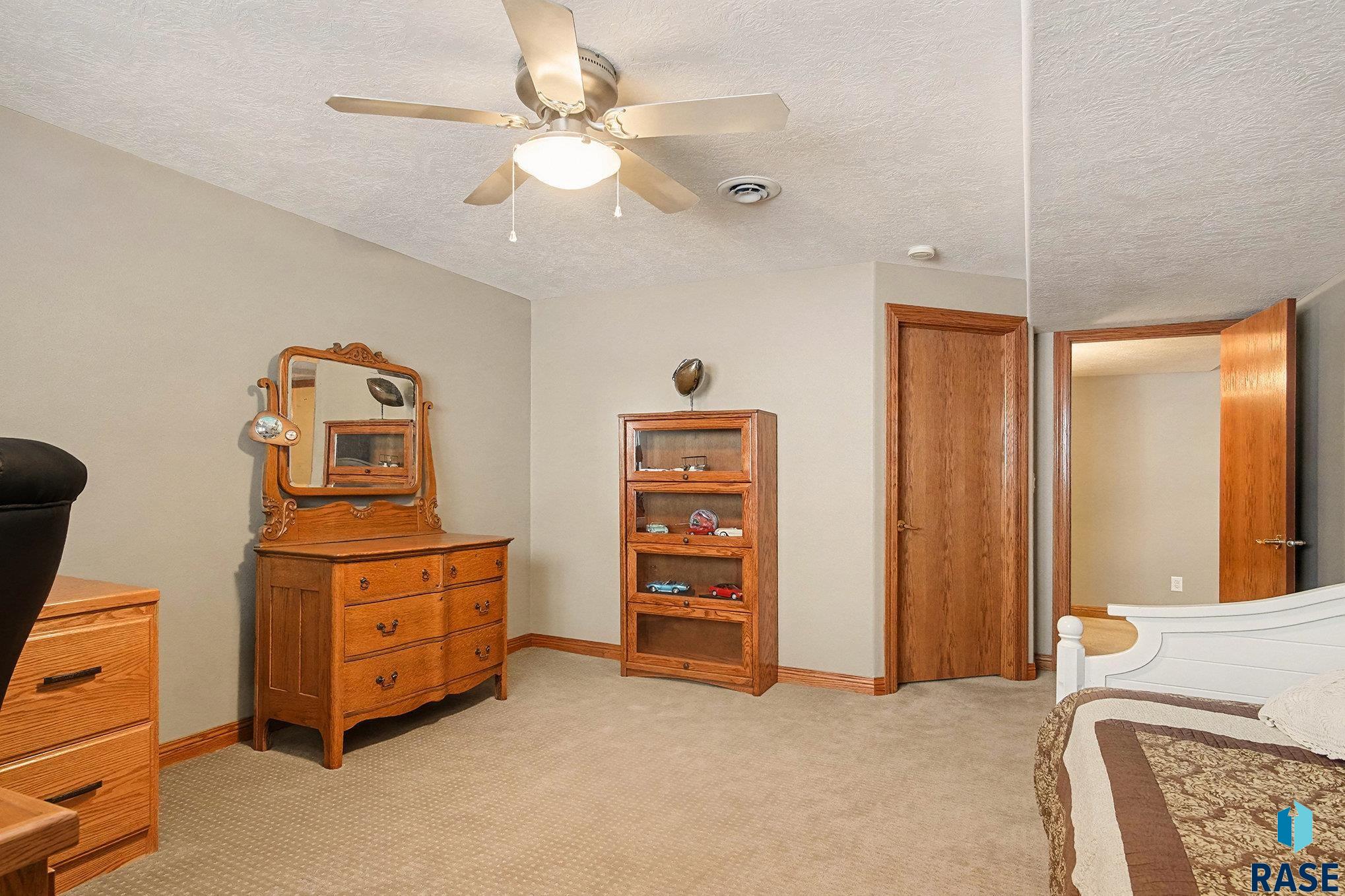 Sioux Falls, South Dakota 57106, United States, 4 Bedrooms Bedrooms, ,4 BathroomsBathrooms,Residential,Pending,254218