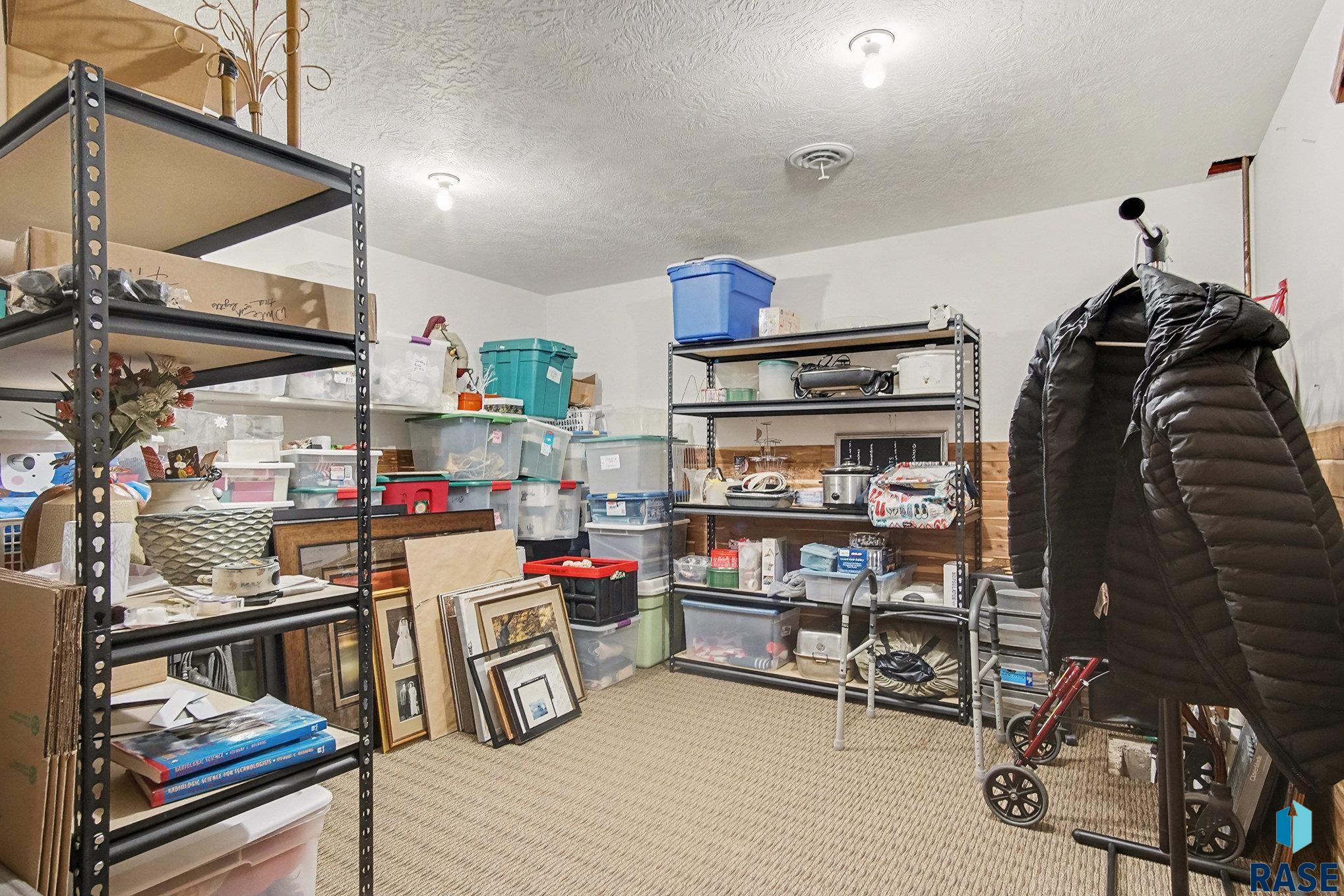 Sioux Falls, South Dakota 57106, United States, 4 Bedrooms Bedrooms, ,4 BathroomsBathrooms,Residential,Pending,254218