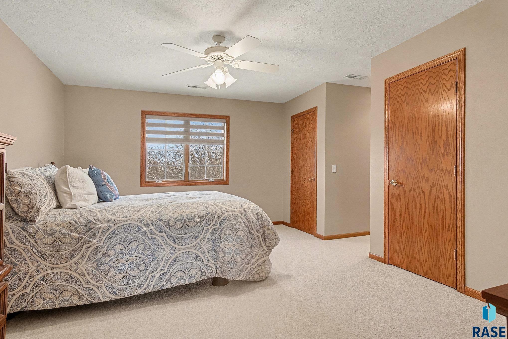 Sioux Falls, South Dakota 57106, United States, 4 Bedrooms Bedrooms, ,4 BathroomsBathrooms,Residential,Pending,254218