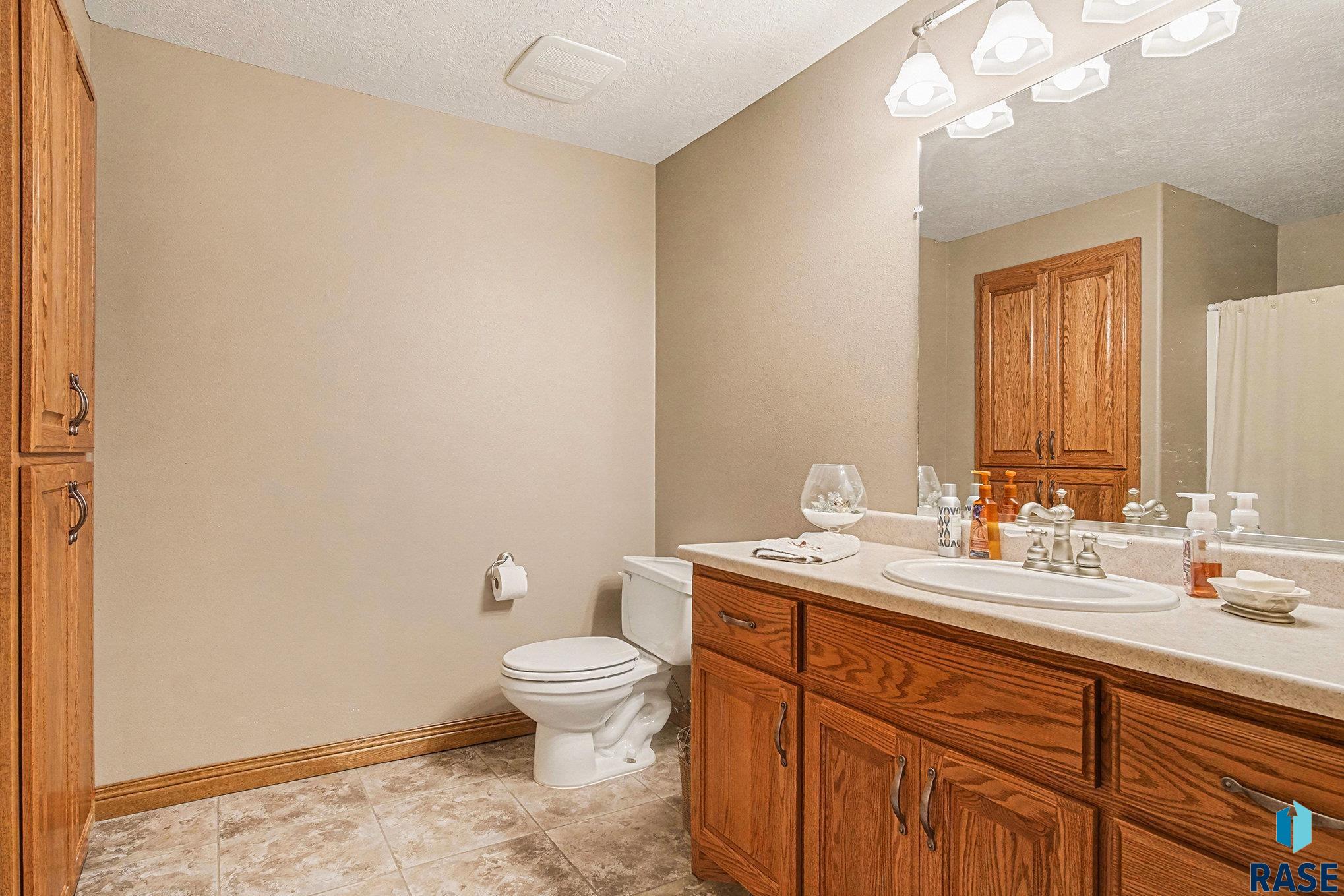 Sioux Falls, South Dakota 57106, United States, 4 Bedrooms Bedrooms, ,4 BathroomsBathrooms,Residential,Pending,254218