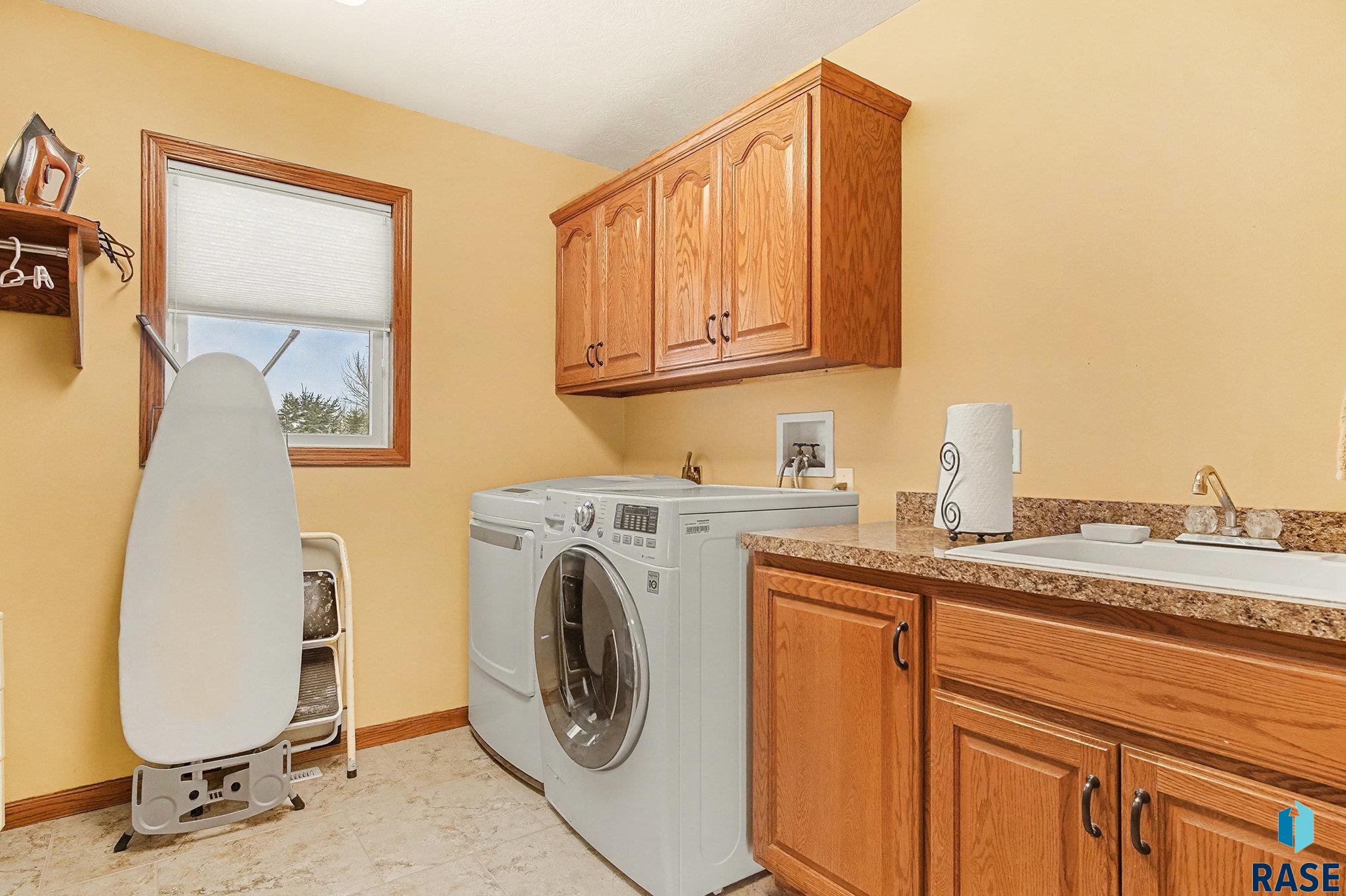 Sioux Falls, South Dakota 57106, United States, 4 Bedrooms Bedrooms, ,4 BathroomsBathrooms,Residential,Pending,254218