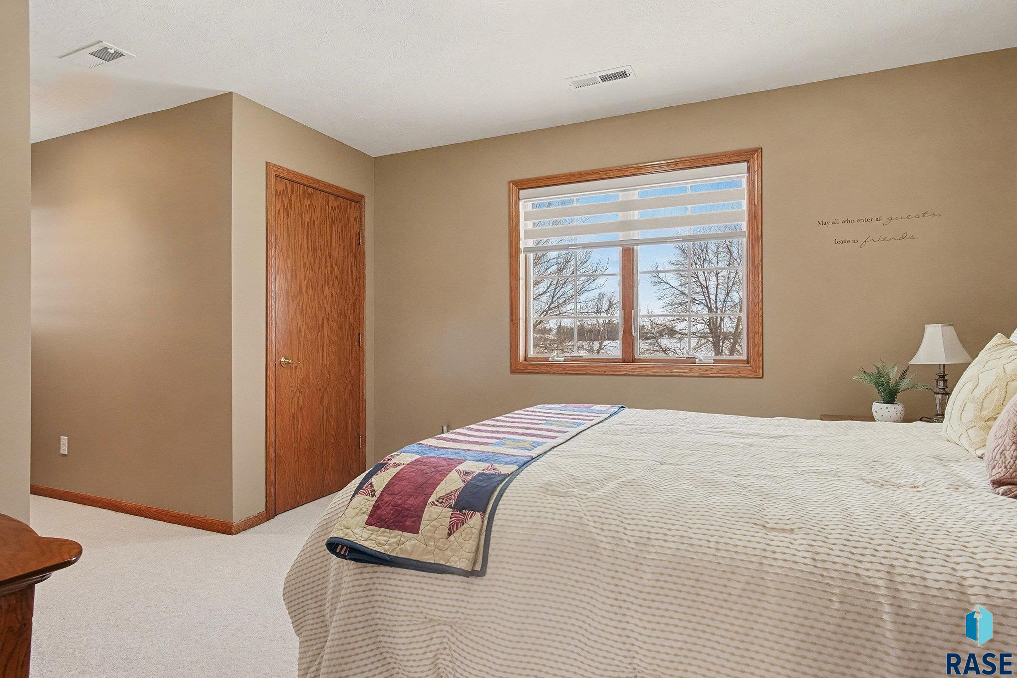 Sioux Falls, South Dakota 57106, United States, 4 Bedrooms Bedrooms, ,4 BathroomsBathrooms,Residential,Pending,254218