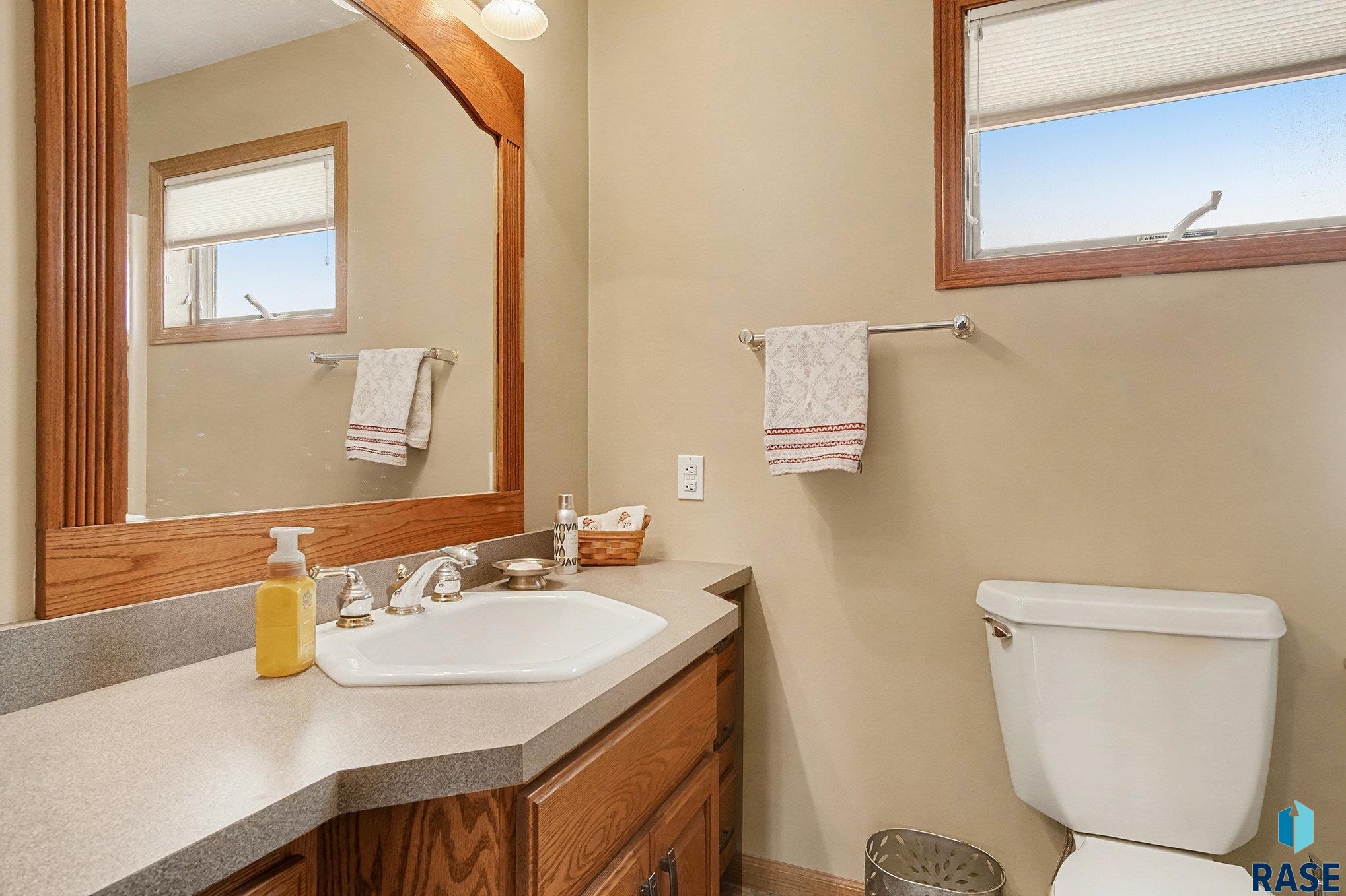 Sioux Falls, South Dakota 57106, United States, 4 Bedrooms Bedrooms, ,4 BathroomsBathrooms,Residential,Pending,254218