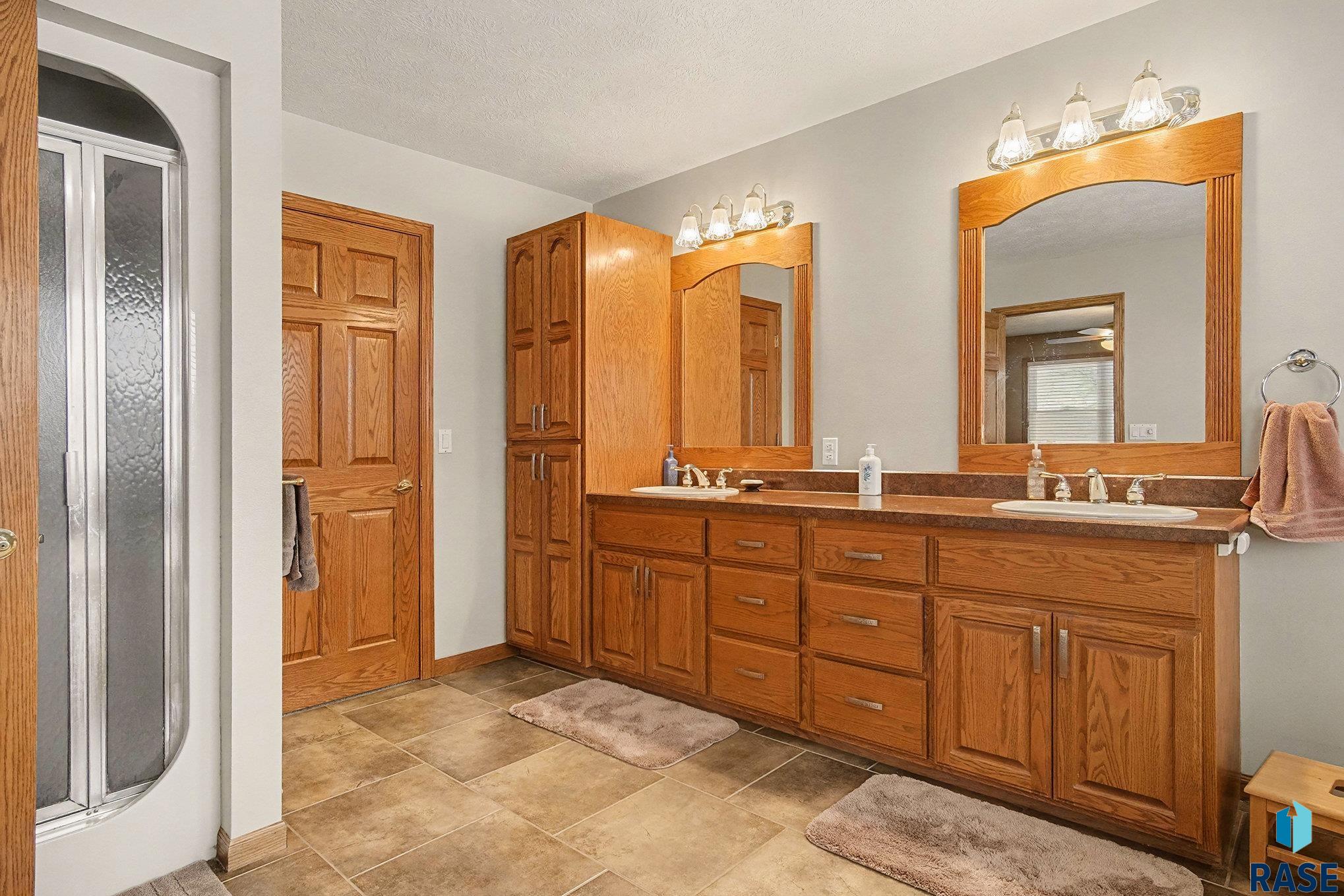 Sioux Falls, South Dakota 57106, United States, 4 Bedrooms Bedrooms, ,4 BathroomsBathrooms,Residential,Pending,254218