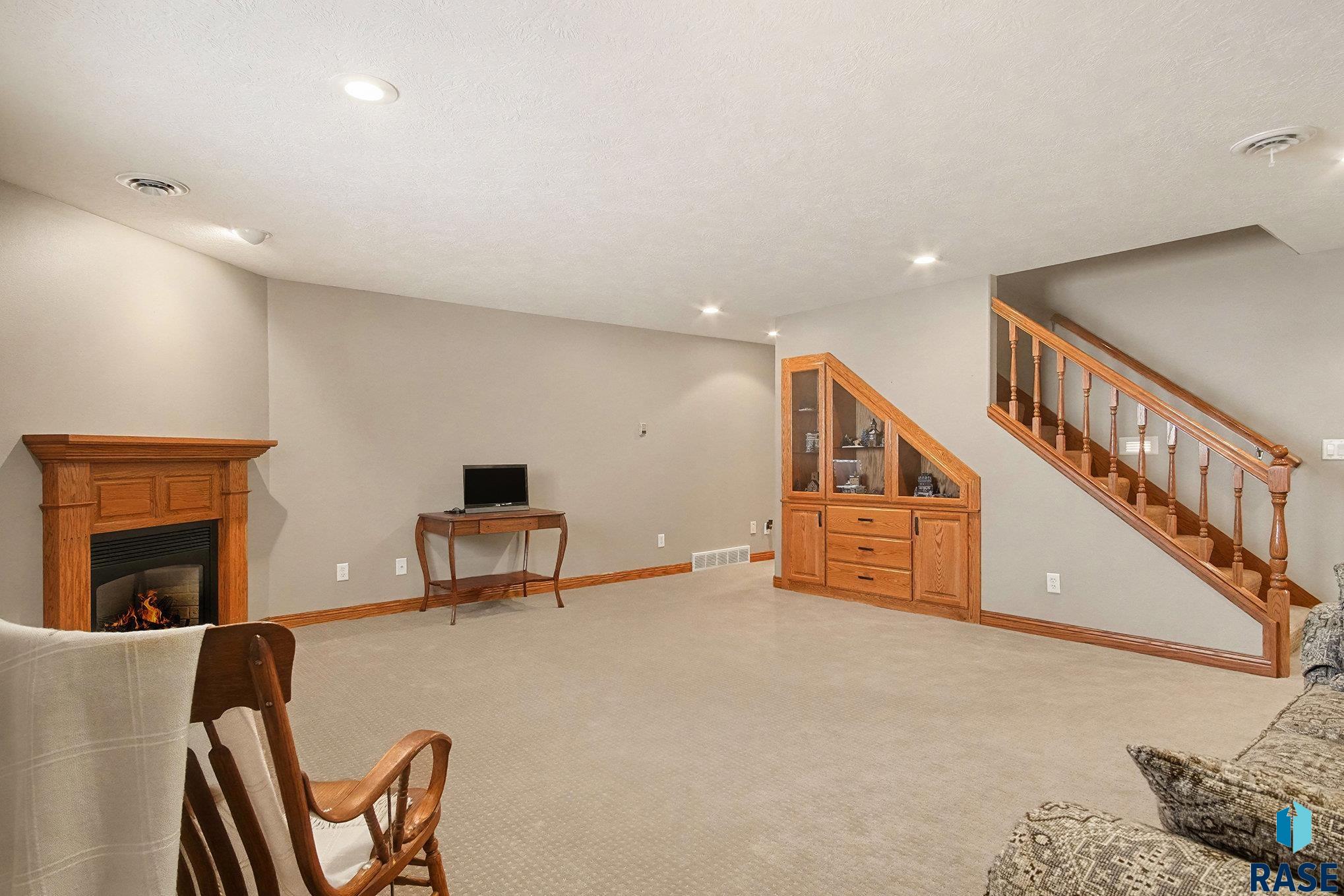 Sioux Falls, South Dakota 57106, United States, 4 Bedrooms Bedrooms, ,4 BathroomsBathrooms,Residential,Pending,254218